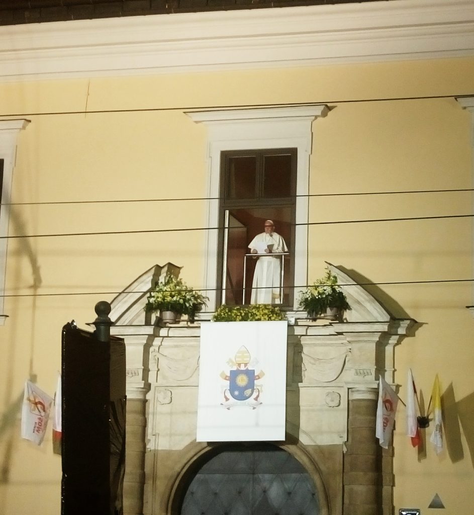 VIDEO: Papst Franziskus im Krakauer Papstfenster